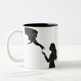 Minimalistische Frau, die mit der Silhouette Gotte Zweifarbige Tasse