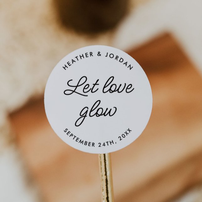 Minimalistische Gelassen Liebe Glühen Hochzeit Can Runder Aufkleber (Von Creator hochgeladen)