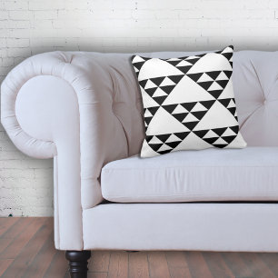 Minimalistische geometrische Dreiecke aus Schwarz  Kissen