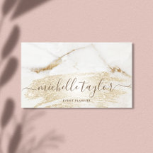 Minimalistische Goldmarke aus weißem Marmor