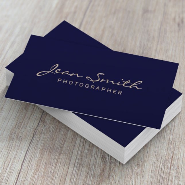 Minimalistische Goldtypografie Elegant Navy Blue Visitenkarte (Von Creator hochgeladen)