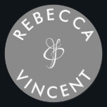 Minimalistische, graue Hochzeiten Personalisierte  Runder Aufkleber<br><div class="desc">Diese personalisierten, neutralen Hochzeitsaufkleber sind eine schöne Ergänzung zu jeder Hochzeitsfeier. Diese individuell anpassbaren Aufkleber sind so konzipiert, dass sie Ihren Gastgeschenke Hochzeiten eine persönliche Touch hinzufügen oder Dankesgeschenke. Sie sind in verschiedenen Formen und Größen erhältlich. Diese Aufkleber können auch verwendet werden, um Gegenstände wie Einladungen, Umschläge oder Tischdecken Platzkarten...</div>