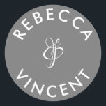 Minimalistische, graue Hochzeiten Personalisierte  Runder Aufkleber<br><div class="desc">Diese personalisierten, neutralen Hochzeitsaufkleber sind eine schöne Ergänzung zu jeder Hochzeitsfeier. Diese individuell anpassbaren Aufkleber sind so konzipiert, dass sie Ihren Gastgeschenke Hochzeiten eine persönliche Touch hinzufügen oder Dankesgeschenke. Sie sind in verschiedenen Formen und Größen erhältlich. Diese Aufkleber können auch verwendet werden, um Gegenstände wie Einladungen, Umschläge oder Tischdecken Platzkarten...</div>