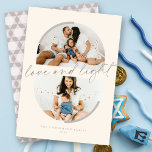 Minimalistische Halbkreise Liebe & Licht Hanukkah  Einladung<br><div class="desc">Diese einzigartige und stilvolle Urlaubskarte verfügt über zwei Ihrer liebsten Fotos in einer doppelten, obersten und untersten halbkreisförmigen Vorlage mit abgerundeten minimalistischen Linien und einem modernen Schriftsatz mit dem Gruß, der Liebe und dem Licht, das in der Mitte der Karte platziert ist. Der Familienname und das Jahr sind ganz unten....</div>