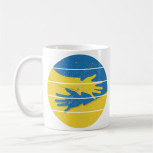 Minimalistische Hände unterstützen die Ukraine, re Kaffeetasse