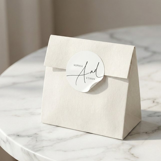 Minimalistische Hochzeit der Kalligraphie Runder Aufkleber (Von Creator hochgeladen)