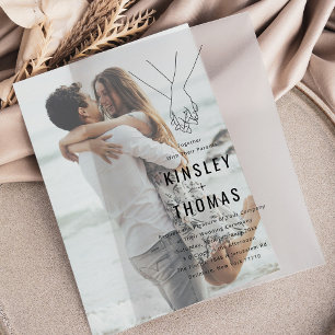 Minimalistische Hochzeit mit Händchenhalten