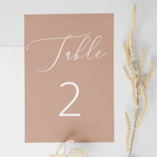 Minimalistische Hochzeit mit zartem Mute Peach Bei Tischnummer