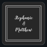 Minimalistische Hochzeit Moderne Gunst Schwarz & W Quadratischer Aufkleber<br><div class="desc">Modernes, minimalistisches und schicke Hochzeitsdesign besticht durch die Namen von Braut & Bräutigam in modernem Design mit einem doppelten gerahmten Rahmen in Weiß auf einem raffinierten schwarzen Hintergrund. Das moderne Design ist schlicht und elegant. Personalisieren Sie Ihre Hochzeitsdetails mit Ihren Namen in knusprigen weißen Skripten. Achten Sie darauf, den Sammellink...</div>