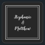 Minimalistische Hochzeit Moderne Gunst Schwarz & W Quadratischer Aufkleber<br><div class="desc">Modernes, minimalistisches und schicke Hochzeitsdesign besticht durch die Namen von Braut & Bräutigam in modernem Design mit einem doppelten gerahmten Rahmen in Weiß auf einem raffinierten schwarzen Hintergrund. Das moderne Design ist schlicht und elegant. Personalisieren Sie Ihre Hochzeitsdetails mit Ihren Namen in knusprigen weißen Skripten. Achten Sie darauf, den Sammellink...</div>