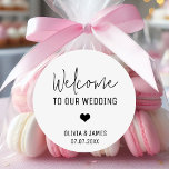 Minimalistische Hochzeit Willkommen Moderne Hochze Runder Aufkleber<br><div class="desc">Begrüßungsnamen Datum Süßigkeiten Desserts Favoriten Klassischer Rundaufkleber</div>