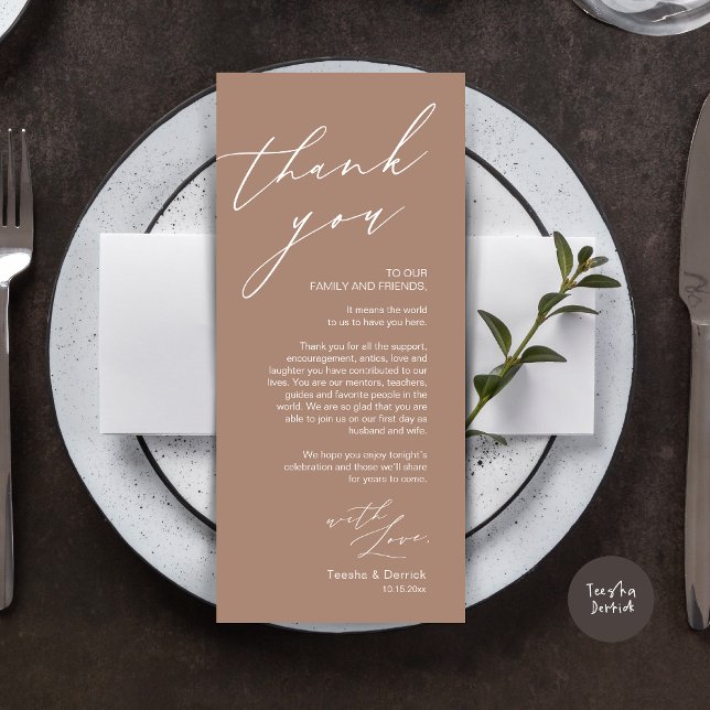 Minimalistische Hochzeitsplatteinstellung Dankesch Programm (Wedding Place Setting Dinner Thank You Card, Modern Romantic Script, in Taupe)