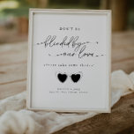 Minimalistische HochzeitsSonnenbrille Gefälliges Z Poster<br><div class="desc">Dieses moderne,  minimalistische Sonnenbrillen-Lieblingssymbol besticht durch ein elegantes zeitloses Design. Bearbeiten Sie die meisten Formulierungen und alle Farben,  um dieses minimale Hochzeitsgtabletop-Zeichen Ihren Wünschen und Ihrem persönlichen Stil anzupassen. Wählen Sie einfach in der Symbolleiste "Bearbeiten mit dem Entwurfstool" aus:)</div>