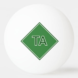 Minimalistische Initialen in Grün auf Grün Tischtennisball