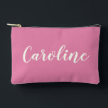 Minimalistische Kalligrafie Hot Pink Personalisier Zubehörtasche<br><div class="desc">Dieses stilvolle Accessoire besticht durch ein minimalistisches Kalligraphiedesign mit einem kühnen, heißen rosa Namen, das Einfachheit und lebendige Farbe kombiniert. Ideal für die Organisation von Make-up, Reise-Essentials oder das Hinzufügen einer schicken Touch zu Ihrem Alltag. Dieses einzigartige Design macht es zu einem nachdenklichen Geschenk für alle, die Lieben schlank, moderne...</div>