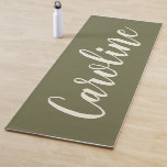 Minimalistische Kalligrafie Personalisierter Name  Yogamatte<br><div class="desc">Einfaches,  modernes und elegantes personalisiertes Namensdesign in Olivgrün.</div>