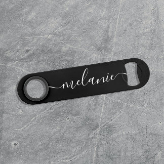 Minimalistische Kalligrafie Schwarz Weiß Brautjung Speed Flaschenöffner
