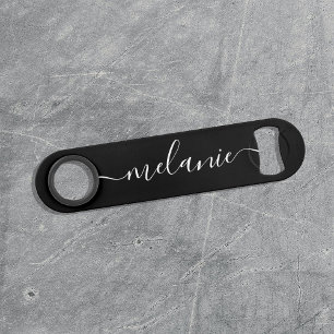 Minimalistische Kalligrafie Schwarz Weiße Brautjun Speed Flaschenöffner