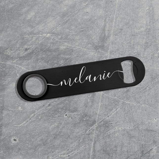 Minimalistische Kalligrafie Schwarz-weiße Bridesma Speed Flaschenöffner (Von Creator hochgeladen)