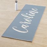 Minimalistische Kalligraphie Personalisiert in Dus Yogamatte<br><div class="desc">Minimalistische Kalligrafie Personalisierter Name Yoga Mat in Dusty Blue</div>