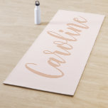 Minimalistische Kalligraphie - Personalisierter Na Yogamatte<br><div class="desc">Einfaches, modernes und elegantes personalisiertes Namensdesign in pfirsichfarbenen Schriftzeichen auf weichem, weichem Hintergrund.</div>