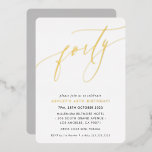 MINIMALISTISCHE kalligraphische Schick 40. Geburts Folieneinladung<br><div class="desc">von kat massard >>> https://linktr.ee/simplysweetpaperie <<< Ein trendiges, handgeschriebenes Einladungs-Design für Ihren Geburtstag - ich habe die meisten Altersgruppen im Geschäft TIP :: 1. Um Grafiken und Schriftart zu ändern/zu verschieben und mehr Text hinzuzufügen, klicken Sie auf den Button "Anpassen". - - - - - - - - - -...</div>