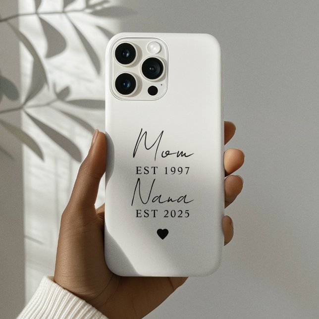 Minimalistische Mama Nana EST Jahr Personalisiert iPhone 16 Pro Hülle (Von Creator hochgeladen)