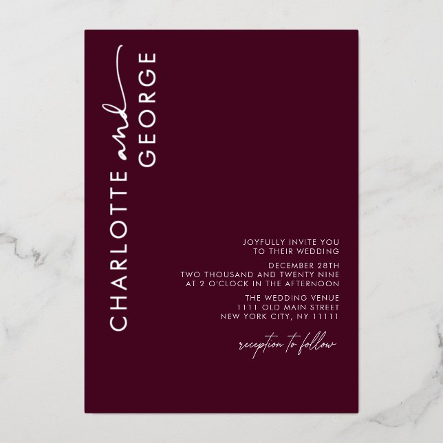 Minimalistische moderne Elegante Burgundy Silver W Folieneinladung (Vorderseite)