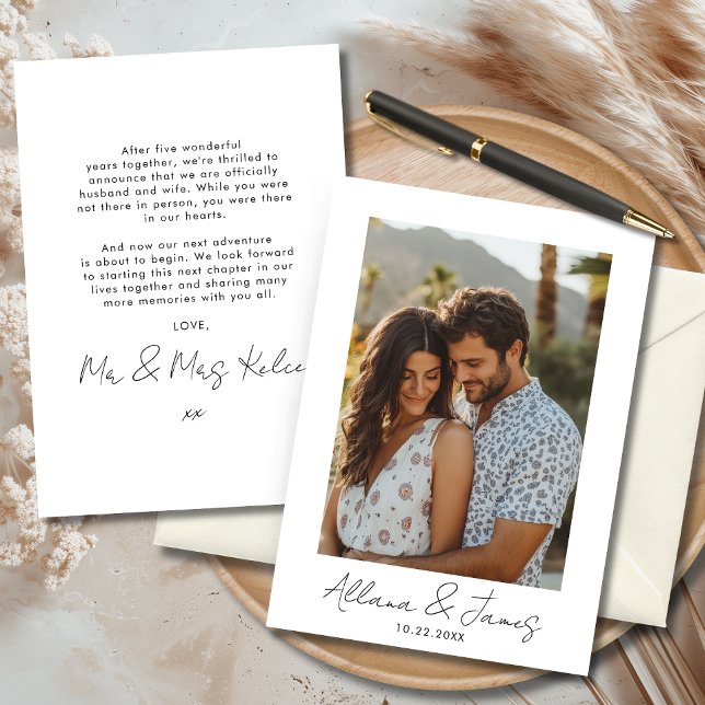 Minimalistische moderne Foto-Hochzeitskarte Einladung (Minimalist modern wedding announcement card with couple photo and elegant typography design.)