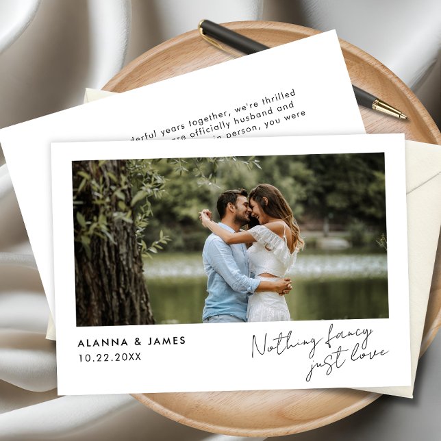 Minimalistische moderne Foto-Hochzeitskarte Einladung (Modern wedding announcement card with couple photo and elegant script text.)