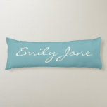 Minimalistische moderne Kalligrafie Aquamarin Blau Seitenschläferkissen<br><div class="desc">Dieses individuelle Kissen zeichnet Ihren Namen in schönen handgeschriebenen Schriftzeichen auf einem aquamarinen blauen Hintergrund aus. Gute Geschenkidee.</div>