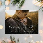 Minimalistische moderne Liebe: Patientenaktualisie Postkarte<br><div class="desc">Sie müssen Ihre Hochzeit oder Feier verschieben oder absagen? Teilen Sie die Neuigkeiten mit dieser schönen Foto-Postkarte,  voll anpassbarem Schriftart und Farben.</div>