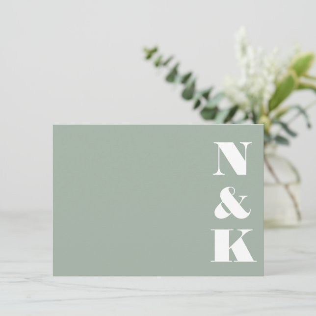 Minimalistische moderne Monogram Dusty Sage Weddin Mitteilungskarte (Stehend Vorderseite)