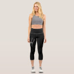 Minimalistische moderne Monogramm-Anfangsbezeichnu Capri Leggings<br><div class="desc">Minimalistische moderne Monogramm Anfangsname Schwarz-weiß. Personalisierbarer individuelle Name mit einem kursiven Initial hinter einer schwarzen Farbe.</div>
