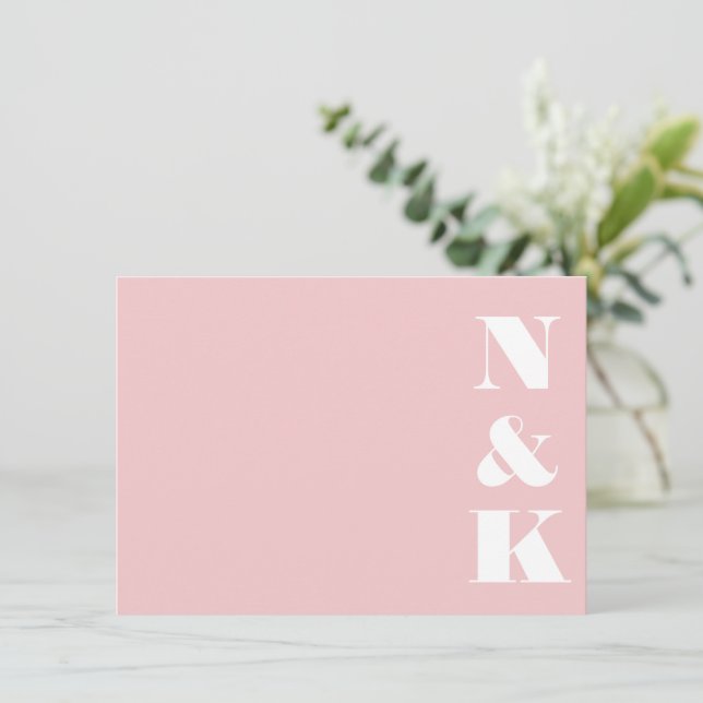 Minimalistische moderne Monogramm-Blush-Pink-Hochz Mitteilungskarte (Stehend Vorderseite)