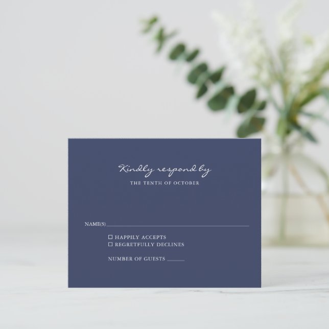 Minimalistische moderne Navy Blue Script Hochzeit RSVP Karte (Stehend Vorderseite)