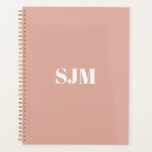 Minimalistische moderne staubige Monogramm-Initial Planer<br><div class="desc">Minimalistisches modernes staubfarbenes,  individuelles Jahr,  Monogramm,  Initialen oder Name elegante personalisierte Agenda Planer. Benutzerdefinierter weißer Text auf staubrosafarbenem,  schlichtem,  solidem Hintergrund.</div>