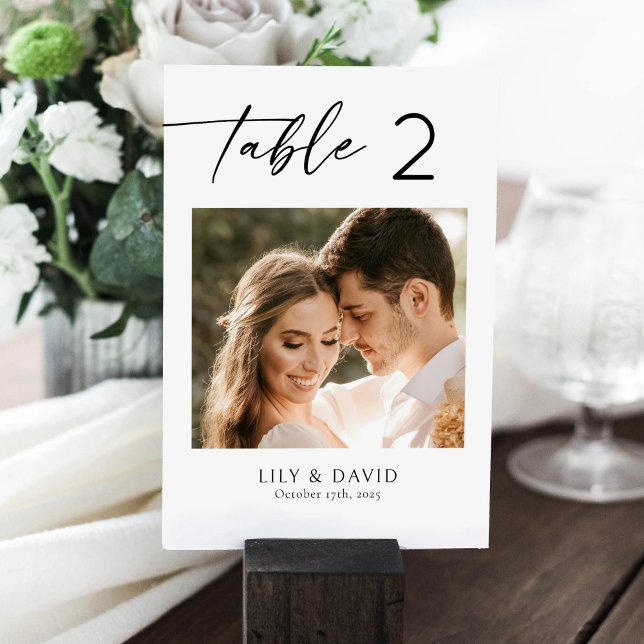 Minimalistische moderne Tischnummer mit einem Foto (Von Creator hochgeladen)