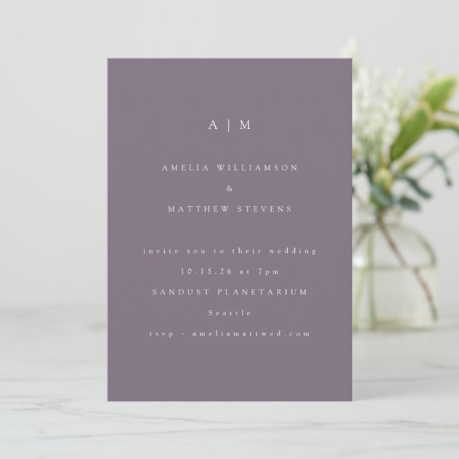Minimalistische Monogram Lila Moderne Hochzeit Einladung (Stehend Vorderseite)