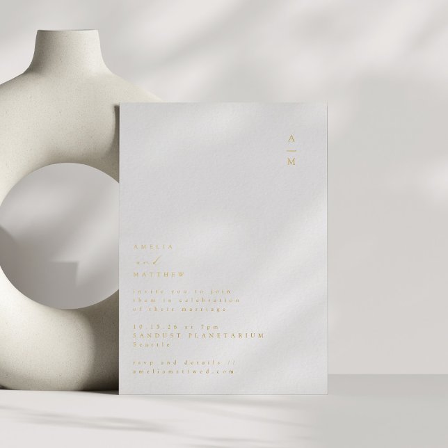 Minimalistische Monogram Trendy Gold Typografy Wed Folieneinladung (Von Creator hochgeladen)