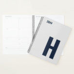 Minimalistische Monogramm erste Silber Grau Blau 2 Planer<br><div class="desc">Maskuline Planer, mit Ihrer Wahl des ersten und bearbeitbaren Jahres. Dieses minimalistische Design zeichnet sich durch übergroße Sans Serif Typografie in dunkelblau auf einem silbergrauen Hintergrund aus. Die Vorlage ist für Sie Set, um den Buchstaben zu ändern und das Jahr zu bearbeiten. Wenn Sie auch die Farben bearbeiten möchten, klicken...</div>