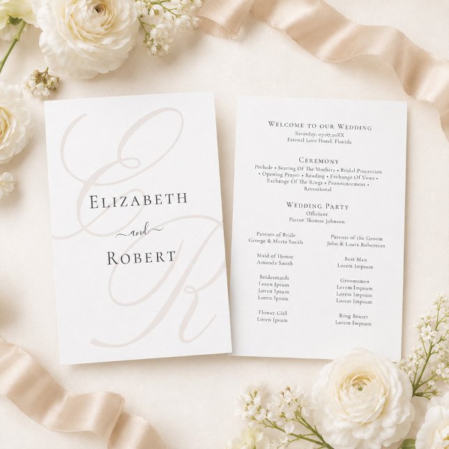 Minimalistische Monogramm-Hochzeitsprogrammkarte Programm (Minimalist Monogram Wedding Program Card on a table with white flowers and beige silk ribbons)
