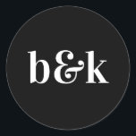 Minimalistische Monogramm-Initialen Schwarz-weiße  Runder Aufkleber<br><div class="desc">Modernes,  minimalistisches Hochzeitsdesign mit großen,  fetten Buchstaben in Klangfarbe: Schwarz-weiß (Farbe,  Schriftart,  Text,  Größe kann geändert werden). Mit Datum und Braut und Bräutigam Monogramm,  mit Monogramm (Initialen). Sticker / Siegel für Hochzeitseinladung Umschläge. Ideal für das junge Paar für Herbst/Herbst Hochzeit.</div>