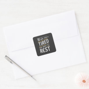 Minimalistische Motivations-Ruhe-Zitat-Kunst Quadratischer Aufkleber