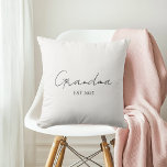 Minimalistische Oma EST 2025 Personalisiertes Gesc Kissen<br><div class="desc">Feiern Sie die Freude, eine Großmutter zu werden mit diesem eleganten Minimalistischen Oma EST 2025 personalisierten Wurfkissen. Mit seinem sauberen, modernen Drehbuch und sanften, neutralen Farbtönen ist dieses Kissen ein gedankliches Geschenk für neue Großmas, Babyduschen, Schwangerschaftsankündigungen oder Muttertag. Fügt man das Jahr hinzu, in dem sie zu einer Oma geworden...</div>