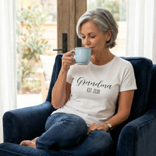 Minimalistische Oma Established Black Script Text T-Shirt