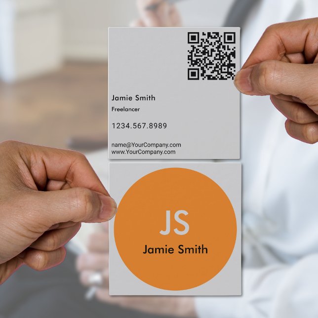 Minimalistische Orange Dot Initials Black Gray Quadratische Visitenkarte (Minimalist Simple Orange Dot Initials Black Gray Square Business Card)