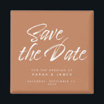 Minimalistische Orange Hochzeit rettet das Datum Magnet<br><div class="desc">Minimalistisches Skript verbrannte orange Kalligraphie Hochzeit speichern das Datum Magnet.</div>