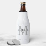 Minimalistische Personalisierte Trauzeugen Flaschenkühler<br><div class="desc">Fügen Sie cooler eine persönliche Touch zu Ihrer Hochzeit mit personalisierten Trauzeugen Flasche. Diese Flasche cooler zeigt den Namen des personalisierten Trauzeugen mit Titel und Hochzeitdatum in Grau und Monogramm in hellgrau als Hintergrund,  im klassischen Serif-Schriftart-Stil,  auf weißem Hintergrund. Auch perfekt für Trauzeuge,  Brautvater,  Ringträger und mehr.</div>