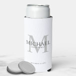 Minimalistische Personalisierte Trauzeugen können  Selters Dosenkühler<br><div class="desc">Fügen Sie eine persönliche Touch zu Ihrer Hochzeit mit personalisierten Trauzeugen kann kühler. Diese kann cooler sein mit dem Namen des personalisierten Trauzeugen mit dem Titel und dem Hochzeitdatum in Grau und Monogramm in hellgrau als Hintergrund, im klassischen Serif Schriftart Stil, auf weißem Hintergrund. Auch perfekt für Trauzeuge, Brautvater, Ringträger...</div>